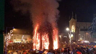 Epifania, pioggia e proteste non fermano la tradizione in Veneto: acceso il grande rogo ad Arcade