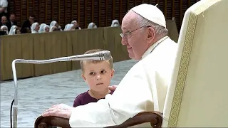 Kleiner Junge sorgt bei Papst-Audienz für langen Überraschungsmoment