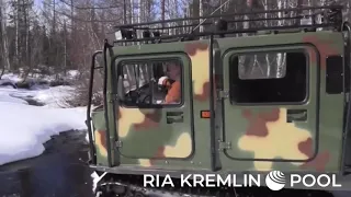 Владимир Путин и Сергей Шойгу едут на вездеходе по сибирской тайге