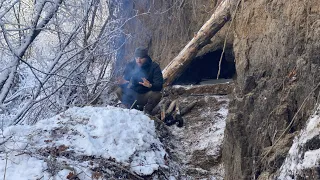 SECRET SHELTER, Built Under an Earthy Cliff During Winter at -20°C | Solo Survival