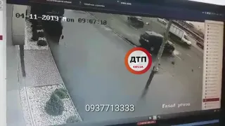 Видео момента смертельного ДТП в Киеве: ребята на Ауди быстро ехали и крутясь залетели во встречный