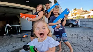 Alma travels on her own & Harry tries the World's Best Water Gun VLOG