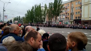 В Донецке прошел парад в честь празднования Дня Победы ( 9 мая )