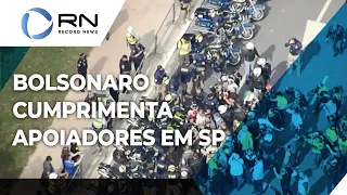 Bolsonaro cumprimenta apoiadores em passeio de moto em SP