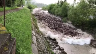 Terribile e inaspettato flash flood in discesa dalle Alpi sul versante Svizzero