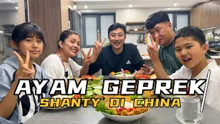 MASAK AYAM GEPREK,PAKAI CABE RAKSASA SEDIKIT AJA,ADEK CHINA KU MAKAN SAMPAI MANDI KERINGAT