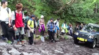 富士山を駆け上がるジムニー（ジープは言い間違いです）