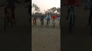 5 dost sath mein cycle chalate hue
