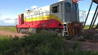 así CIRCULAN los TRENES de CARGA  por el ramal C12 completamente RENOVADO A NUEVO .