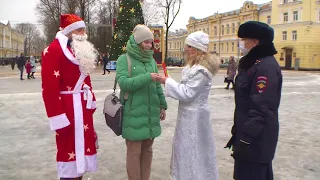 В Смоленске сотрудники ГИБДД провели традиционную акцию «Полицейский Дед Мороз»