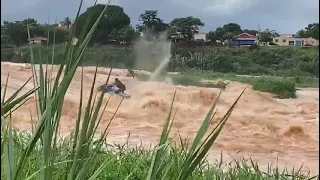 Tem coragem de andar de jet ski nessa correnteza