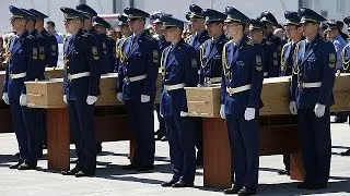 MH17: First bodies are flown to the Netherlands while investigators search for further remains