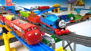 THOMAS & FRIENDS vs CHUGGINGTON on Trackmaster VS Plarail Train Tracks