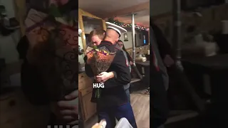 U.S. marine surprises family for Christmas ❤️ (via @hornby_rebel97/TT)