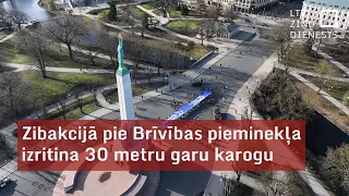 Zibakcijā pie Brīvības pieminekļa izritina 30 metru garu karogu