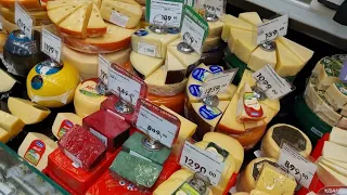 Who Buys 👀 Expensive Cheeses and Farm Eggs in Russia Under Sanctions?