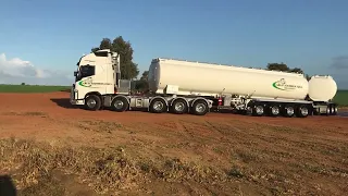 Самый большой топливный автопоезд в Австралии / The largest fuel road train in Australia