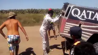 Dakar 2012: Gordon rescues and towing Nasser Al Attiyah