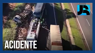 Acidente entre ônibus de viagem e caminhão deixa 12 pessoas feridas em Cascavel (PR)
