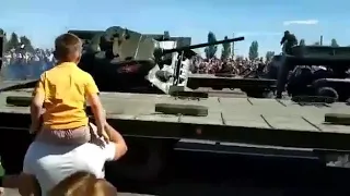 Танк Т-34 упал на бок после парада.