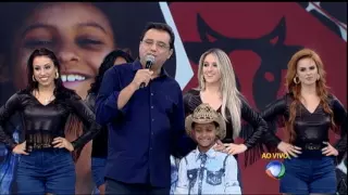 Menino vaqueiro canta e dá show no palco