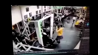 GRAPHIC: Woman dies squatting in the Smith Machine without safety clips (EDUCATIONAL)