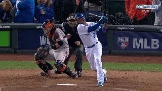 WS2014 Gm7: Posey hit by foul ball, shakes it off