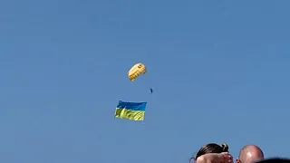 ЖЕЛЕЗНЫЙ ПОРТ. С Днём флага Украины!! Парашют.