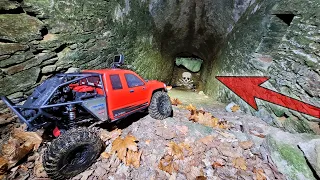 Ich fahre mit meinem RC AUTO eine geheime TREPPE runter die zu einem unterirdischen SCHACHT FÜHRT!