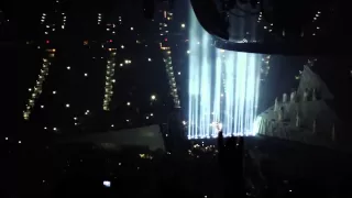 "Move the light." - Kanye West is not happy with the lighting during Tampa show. 11/30/13