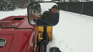 Передноворічна розчистка снігу собі і сусідам. Шіфенг-244 з лопатою на передній підвісці.