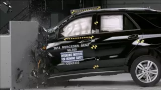 IIHS - 2014 Mercedes M class - small overlap crash test / GOOD EVALUATION /