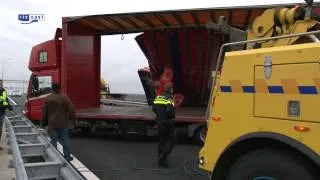 N50 tussen Kampen en Emmeloord weer gedeeltelijk open na bergen omgewaaide vrachtwagen