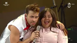 Prince Royce besa a fanatica gordita en la boca