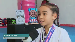 Menina de 9 anos viraliza após vencer luta contra adversária maior