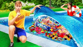 ¡Cómo Introducir Dulces En Una Piscina! ¡Cuarto Secreto En La Piscina!