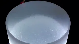 Vibration de l'Eau avec un Bol Chantant en cristal de quartz