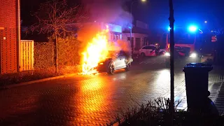 Auto gaat volledig in vlammen op in Velp #112 #brandweer #velp