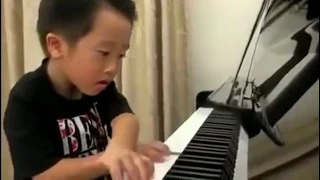 Gifted child. Одаренный  Юный пианист.