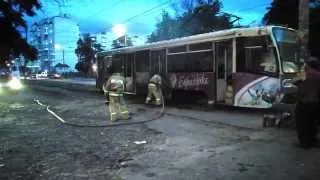 Трамвай горит в Новочеркасске и его тушат