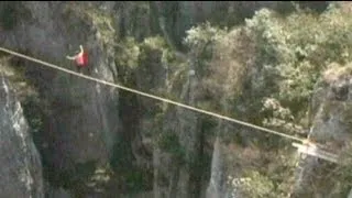 Tightrope walker conquers China's Enshi Grand Canyon