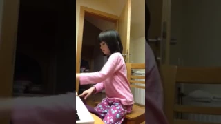 Ein 5 jährige spielt  Klavier