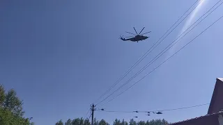 9 мая . Вертолеты летят на парад победы.