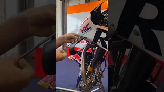 PEMASANGAN WINGLET TEAM HRC REPSOL HONDA!!!!#motogp #repsol #marcmarquez #polespargaro