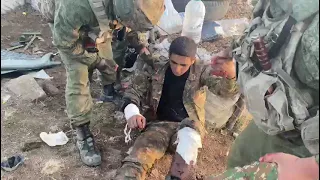 Азербайджанские солдаты оказывают первую помощь раненому армянскому солдату