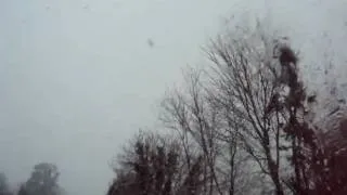 Dirigindo com muita neve caindo. Driving under heavy snowing.