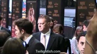 Robert Pattinson on red carpet at Water for Elephants premiere (no audio)