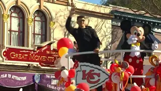 Chiefs' Patrick Mahomes tours Disneyland