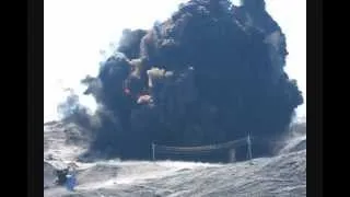 Массовый взрыв на участке открытых горных работ.