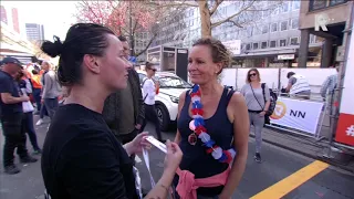 Laatste loper Esther geeft haar medaille aan ernstig zieke vriendin Vivian